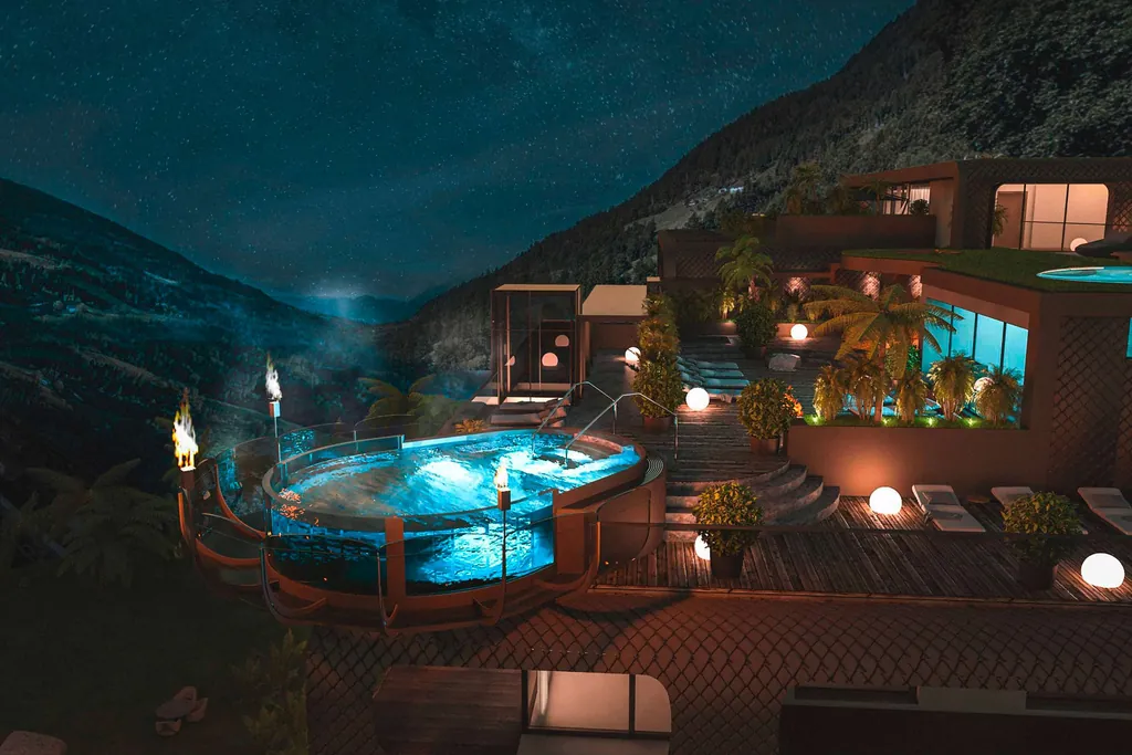Blick auf den mit Fackeln beleuchteten Skypool im Quellenhof Luxury Resort Passeier
