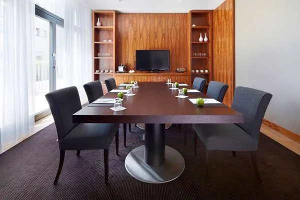 Konferenzraum mit Fernseher