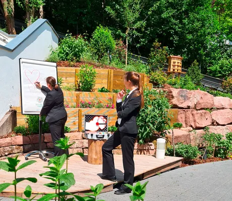 Tagung draußen mit zwei Frauen