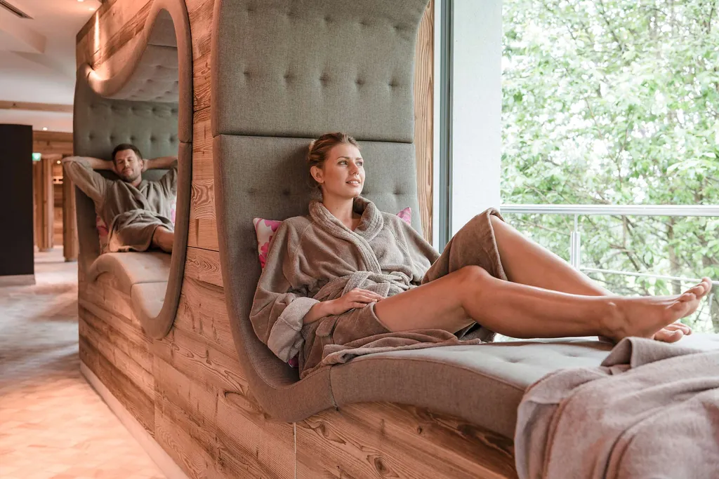 Junges Pärchen im Ruheraum des Adults only-Hotels Winzer Wellness & Kuscheln
