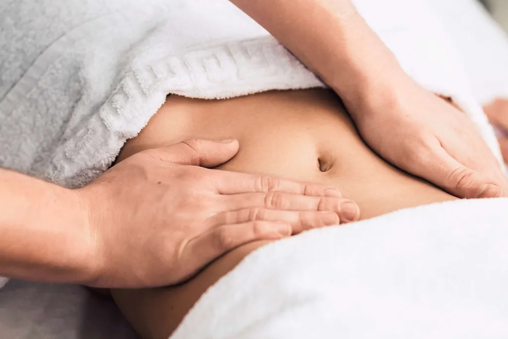 Professionelle Bauchmassage im Rahmen der Colon-Hydro-Therapie
