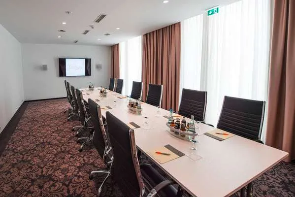 Tagungsraum mit schwarzen Ledersesseln