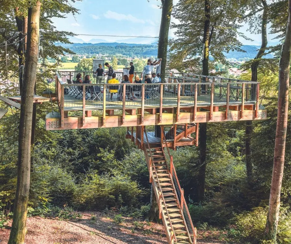 Freischwebende Plattform vor Alpenpanorama