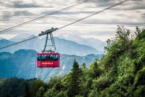 Seilbahn fährt den Berg hinauf