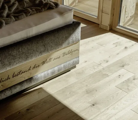 Der Boden und ein Eck von einem Bett in einem Chalet der Hygna Chalets