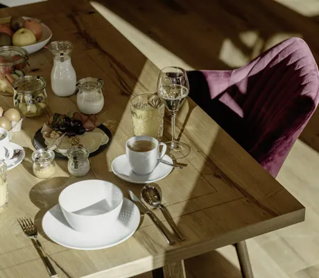 Ein Esstisch in einem Chalet der Hygna Chalets