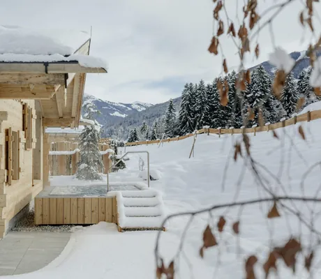 Blick in der verschneiten Garten der Hygna Chalets