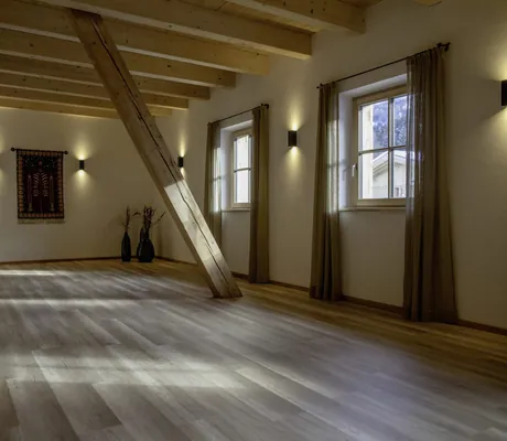 Ein leerer Raum für Yoga in den Hygna Chalets