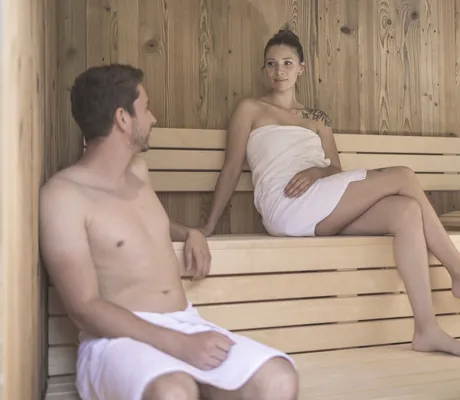 Eine Frau und ein Mann in der Saune der Hygna Chalets
