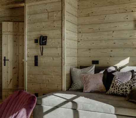 Eine Sitzecke in einem Chalet der Hygna Chalets