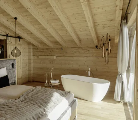 Ein Zimmer mit freistehender Badewann in einem Chalet der Hygna Chalets