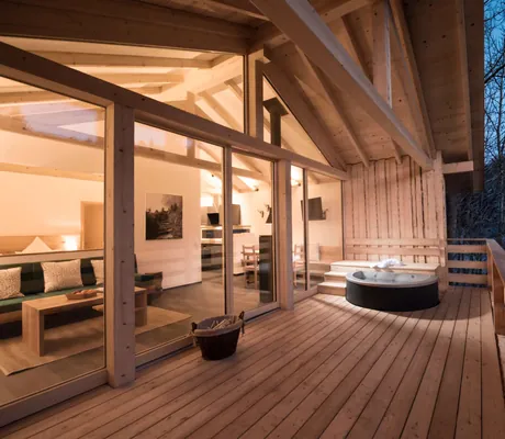 Terrasse mit Whirlwanne in der Abenddämmerung