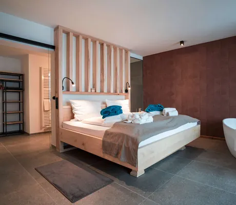 Schlafzimmer mit freistehender Badewanne