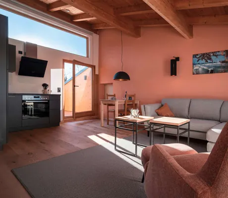 Polstermöbel im Wohnbereich mit offener Küche