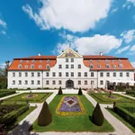 Außenansicht mit Park auf Schloss Lautrach
