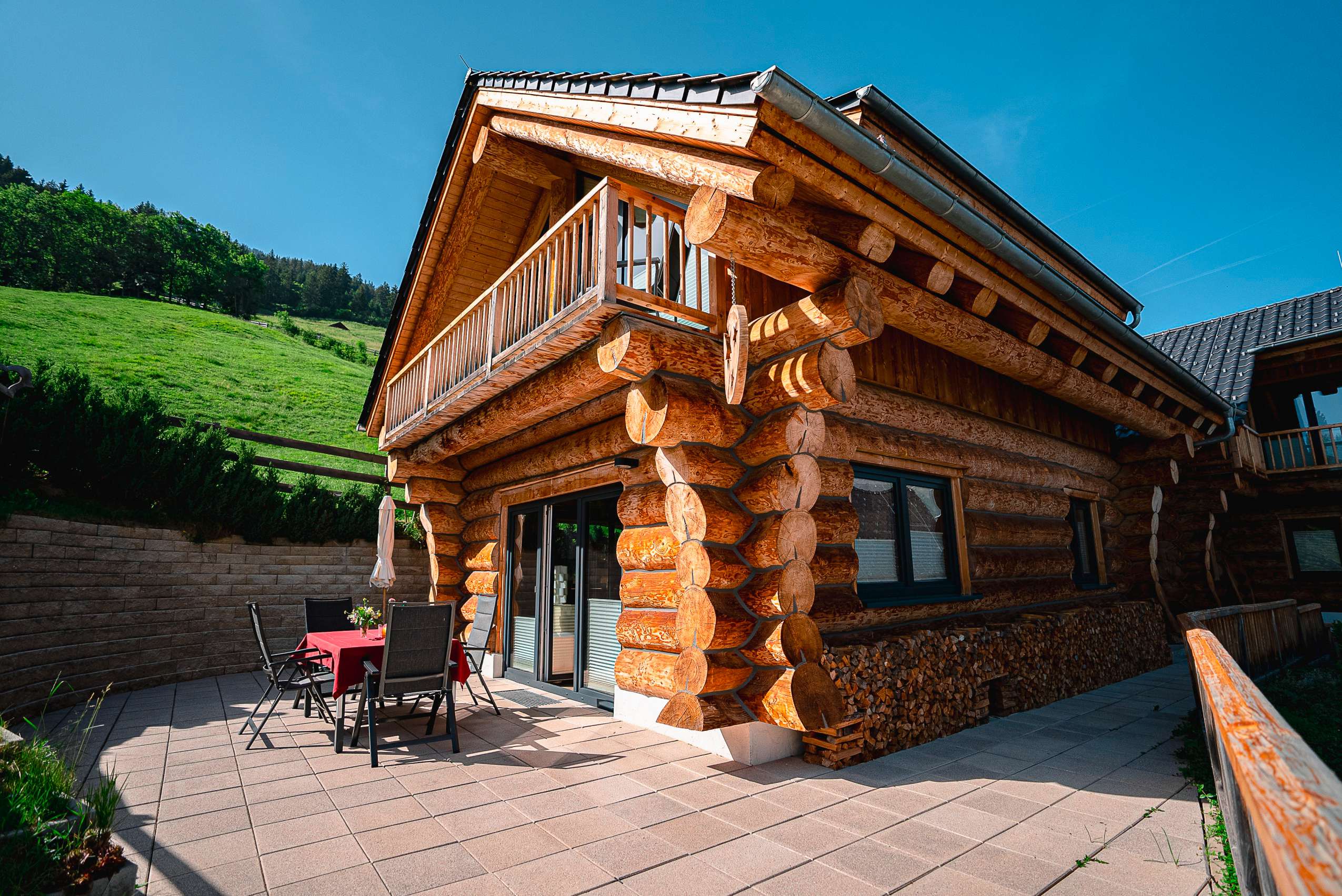 Außenansicht auf das TyroLadis Family Relax Chalet in Naturstammbauweise