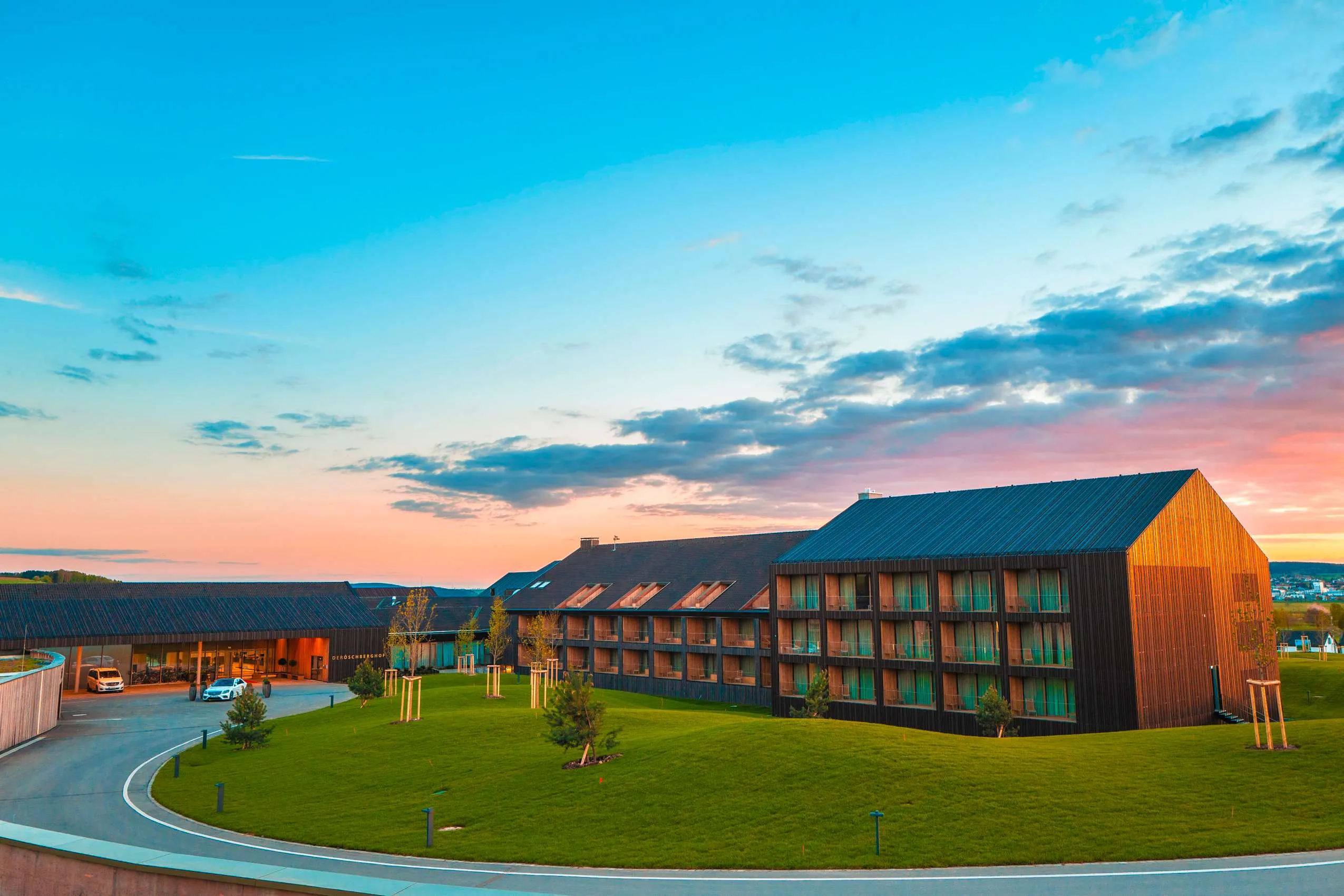 Fassade des Öschberghofs im Abendlicht