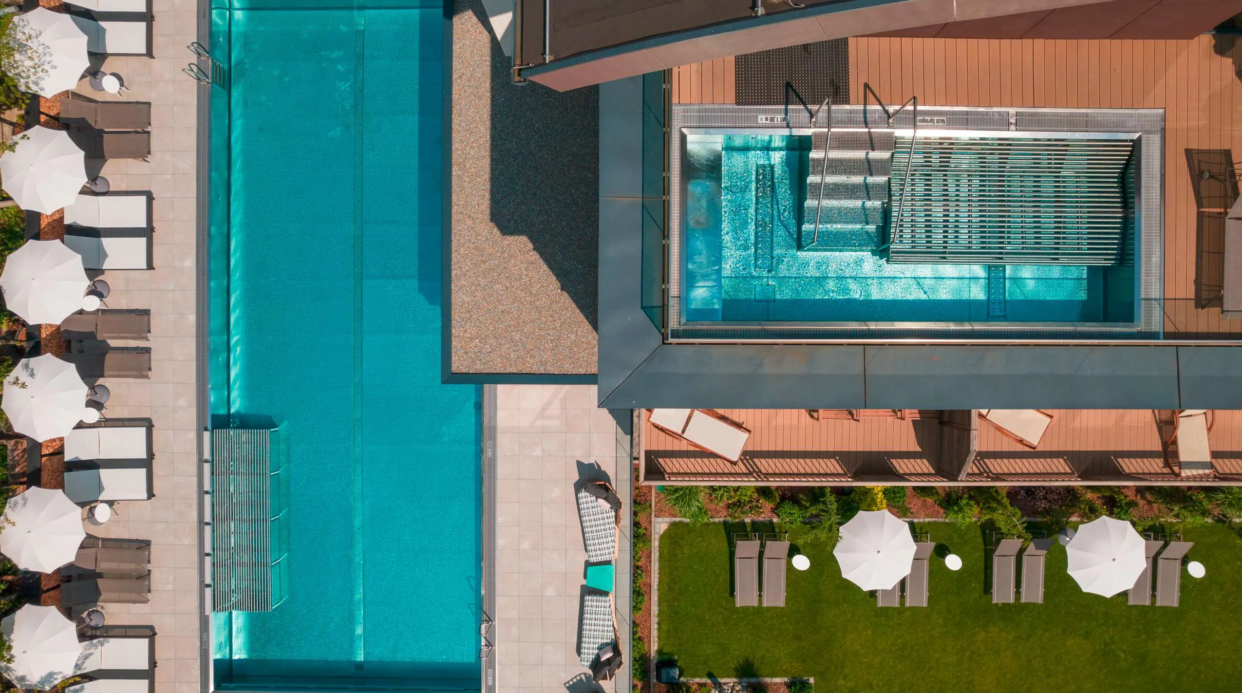 Luftaufnahme des Poolbereichs im Bergland Design- und Wellnesshotel in Tirol