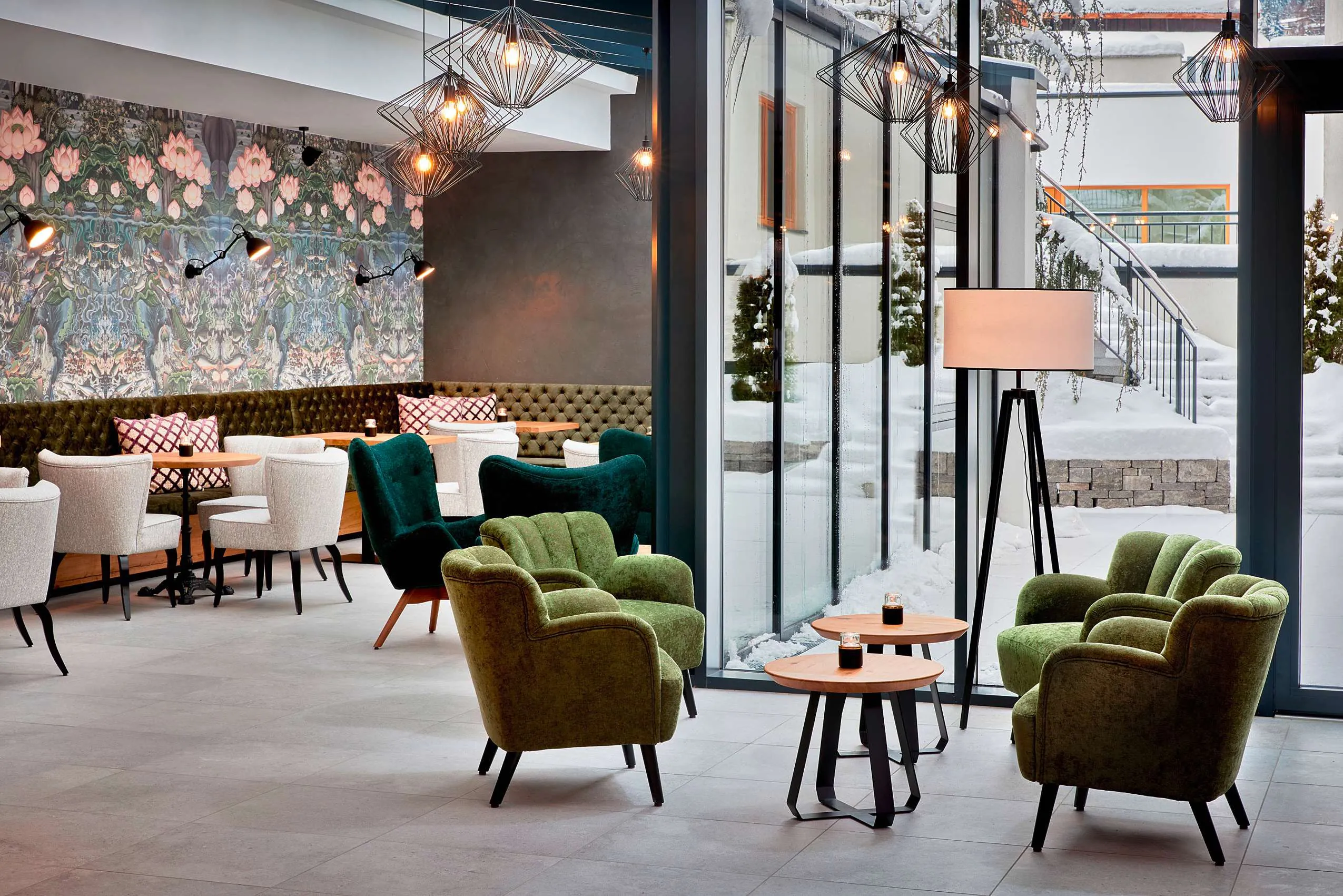 Gr&uuml;ne Sessel in der Lobby des Tiroler Wellnesshotels Das SeeMount Active Nature Resort