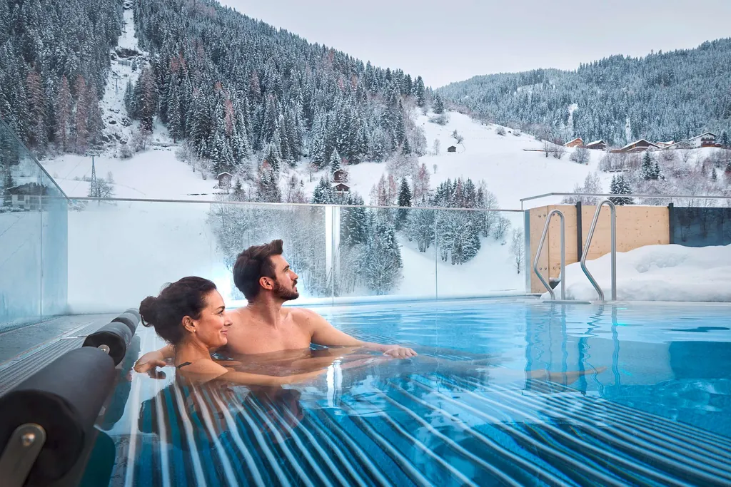 P&auml;rchen lieht im Outdoorpool im Winter