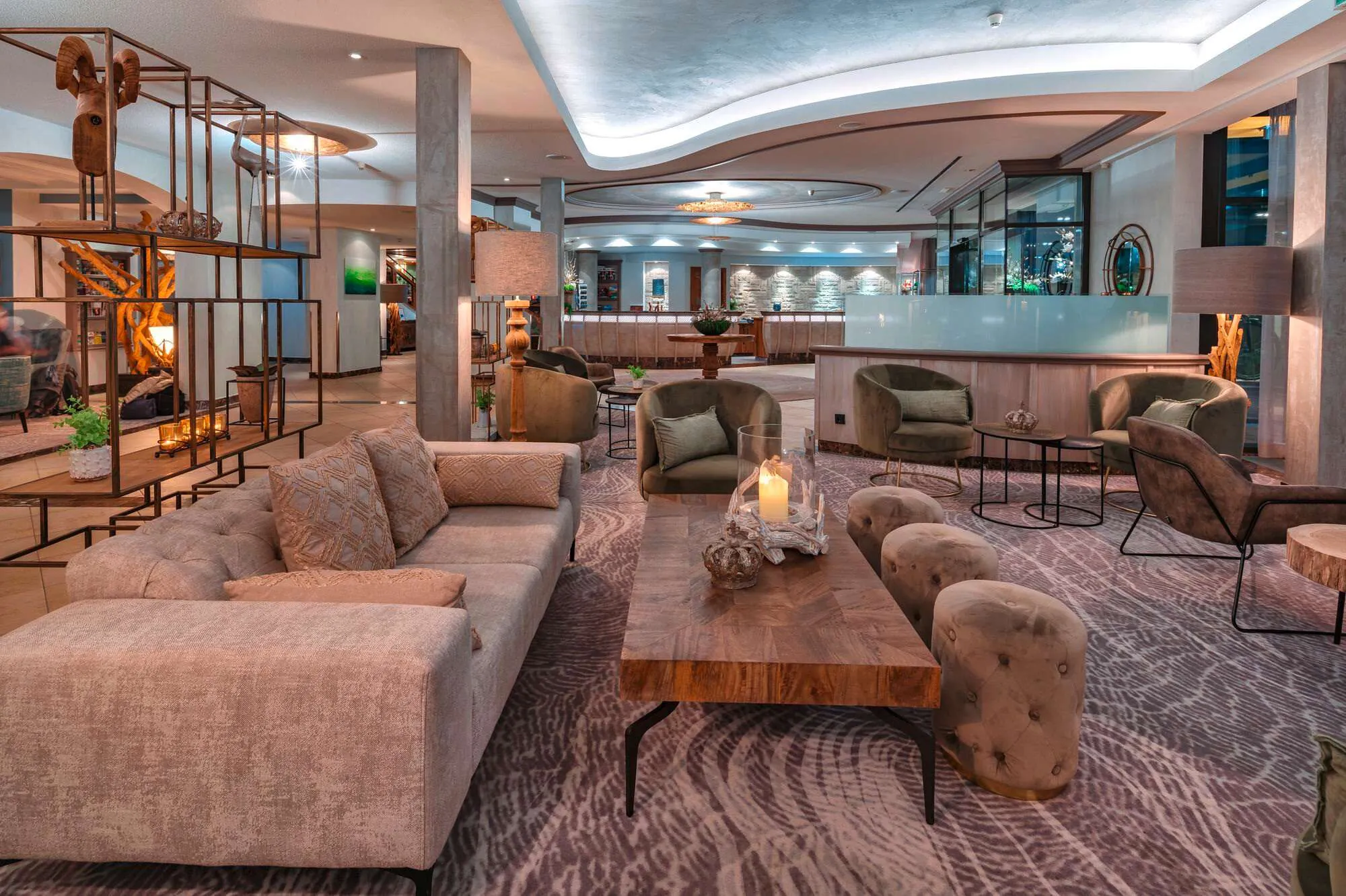 Lobby mit naturfarbener Couch und langem Holztisch im Wellnesshotel Travel Charme F&uuml;rstenhaus am Achensee