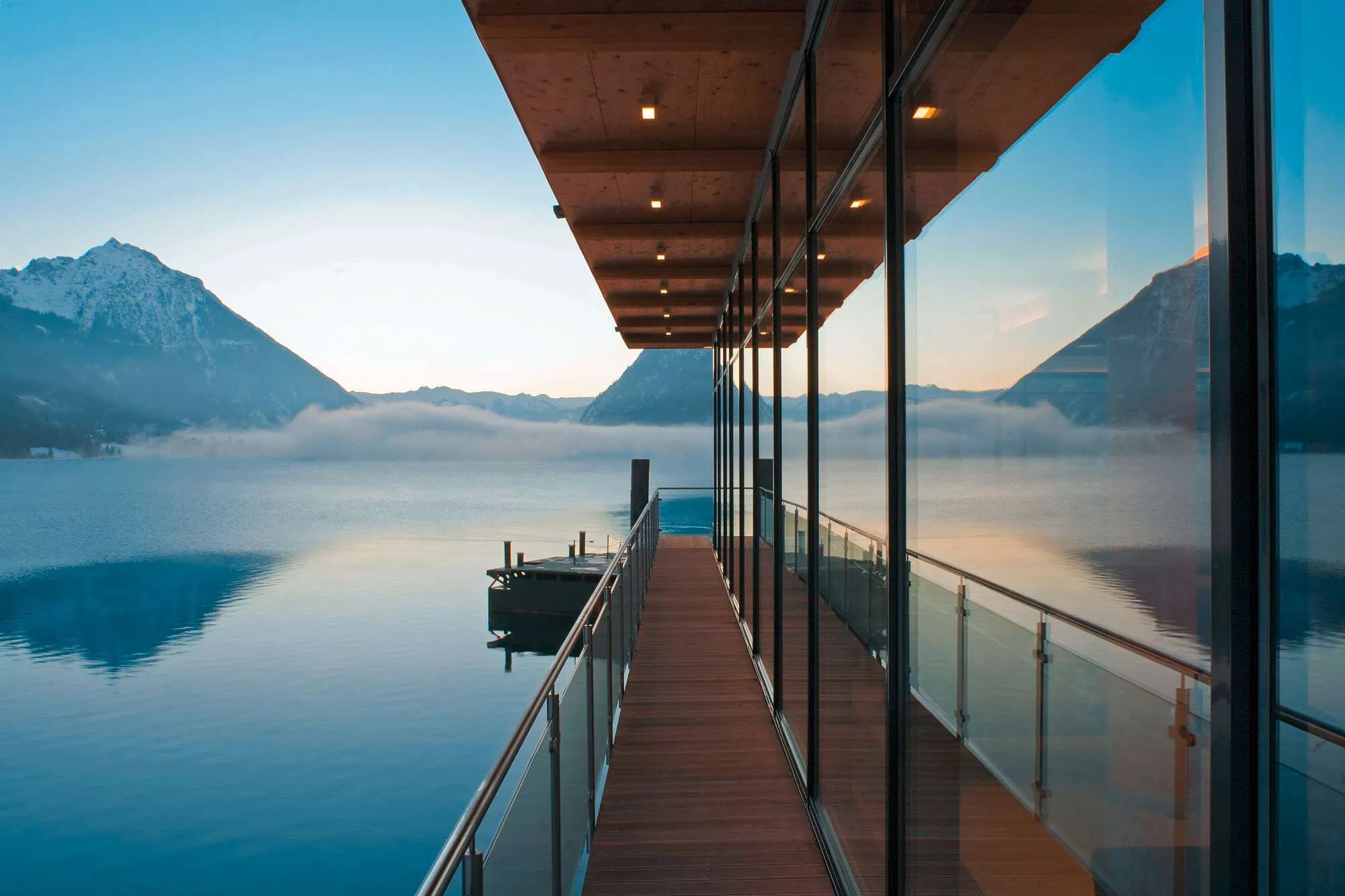 Holzterrasse am Achensee mit Seeblick aus dem Wellnesshotel Travel Charme F&uuml;rstenhaus