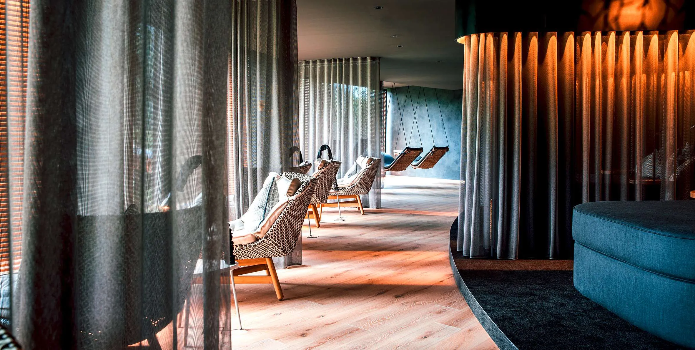 Ausschnitt des Ruheraums mit Korbm&ouml;beln und Vorh&auml;ngen