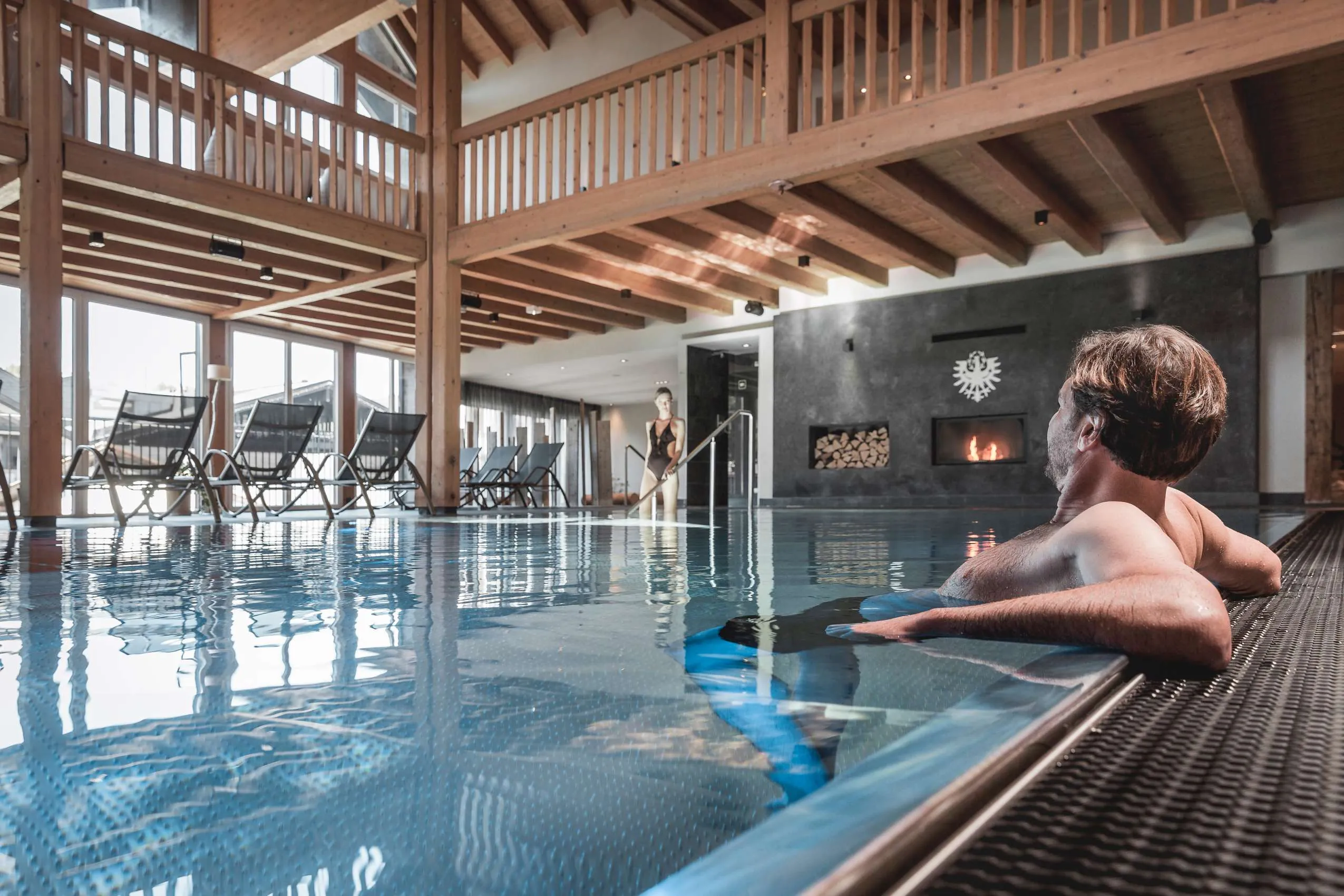 Mann im Indoorpool des Wellnesshotels Krumers Post Hotel & Spa in Tirol
