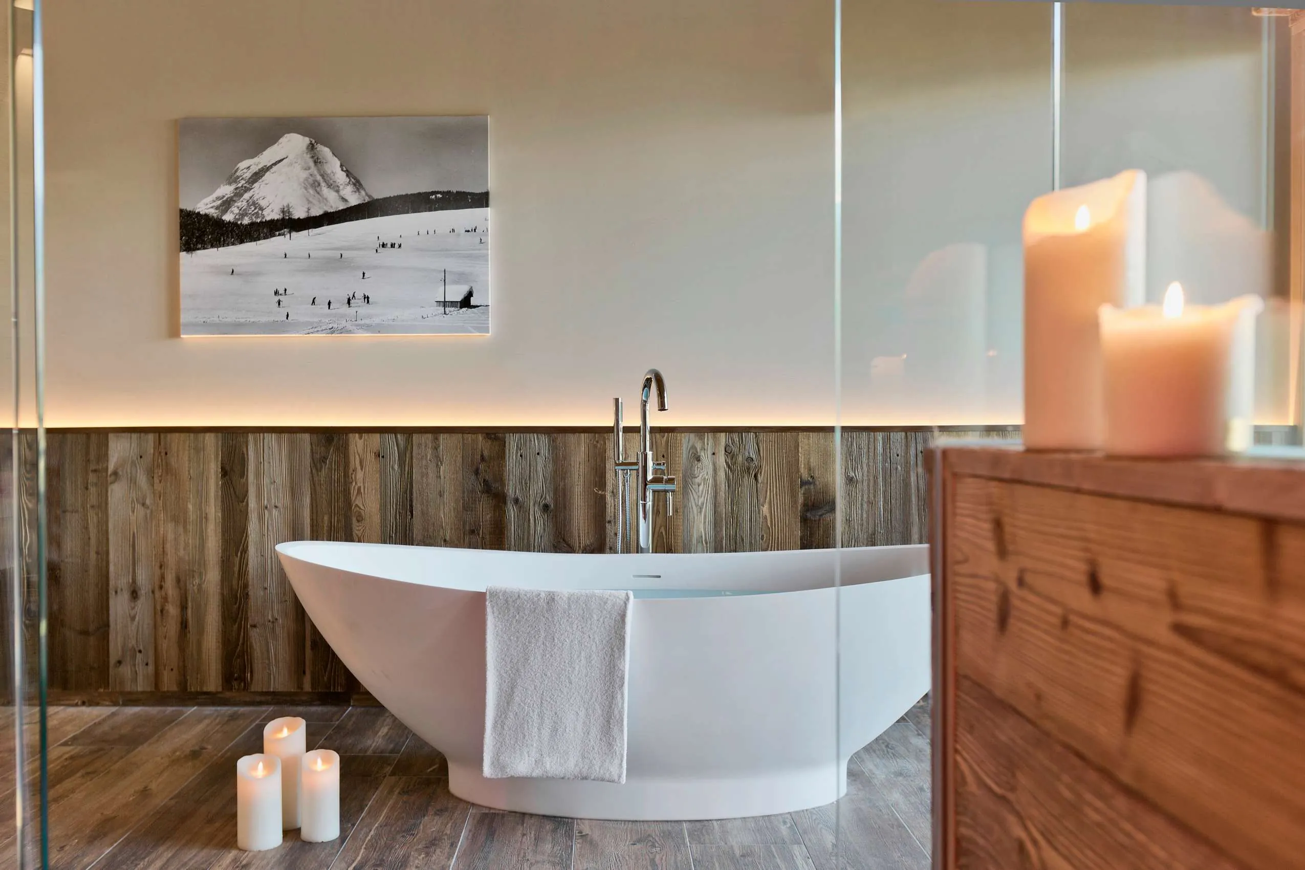 Freistehende Badewanne und Kerzen im Wellnesshotel L&auml;rchenhof in Tirol