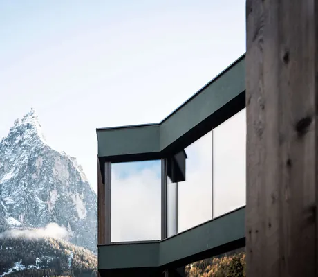 Blick auf den schneebedeckten Schlern