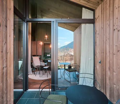 Blick vom Balkon ins Innere des Chalets