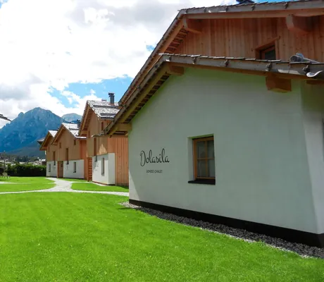 mehrere Häuser von außen mit Berg im Hintergrund