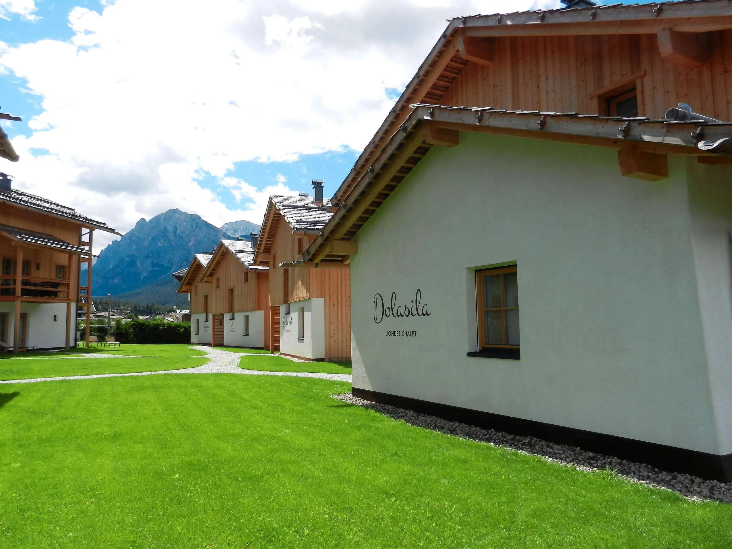 mehrere Häuser von außen mit Berg im Hintergrund