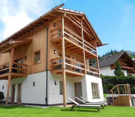 zweistöckiges Holzhaus mit Balkonen von außen