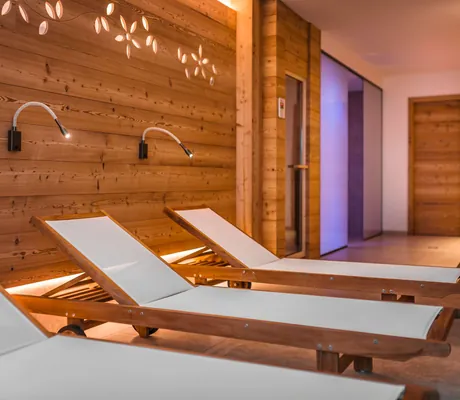 weiß bespannte Liegen im Ruhreraum