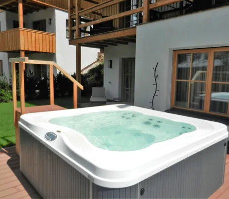 eingelassener Whirlpool auf der Terrasse