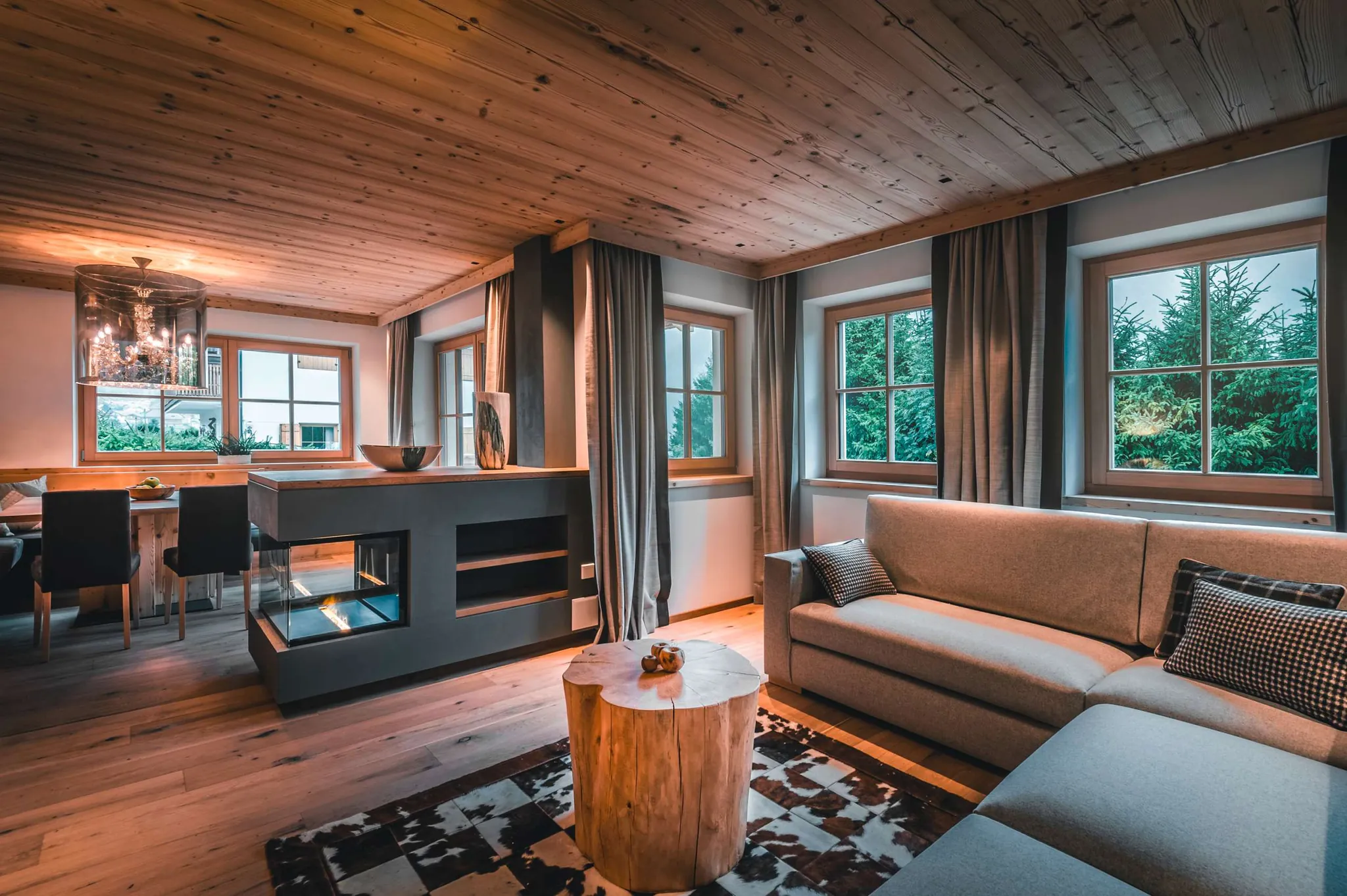 Sofaecke mit Kuhfleckenteppich