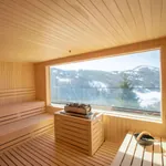 Blick auf eine Finnische Sauna mit Panoramafenster
