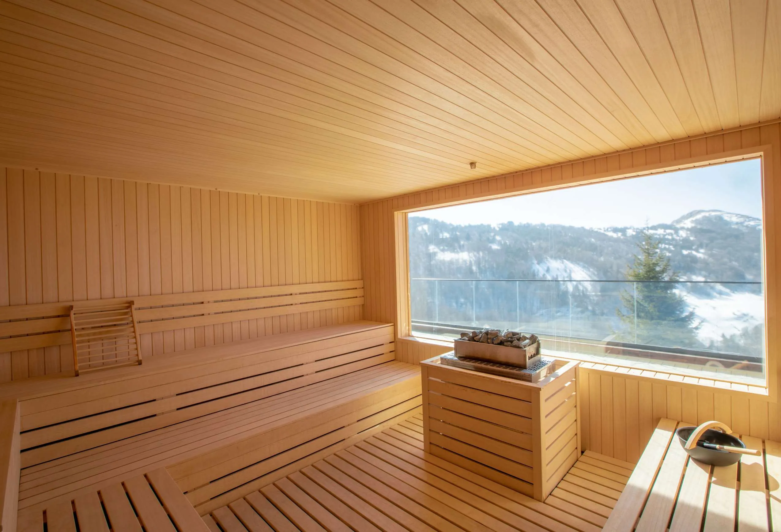 Blick auf eine Finnische Sauna mit Panoramafenster