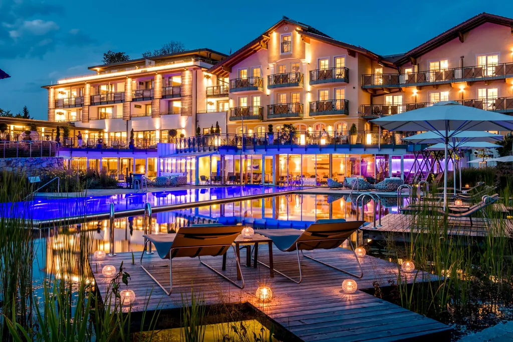 Blick auf die beleuchtete Fassade des Wellnesshotels Das Stemp bei Nacht