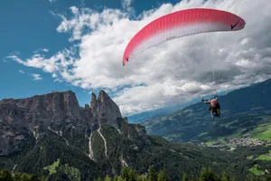 Paragliden in der Nähe der Seiser Alm