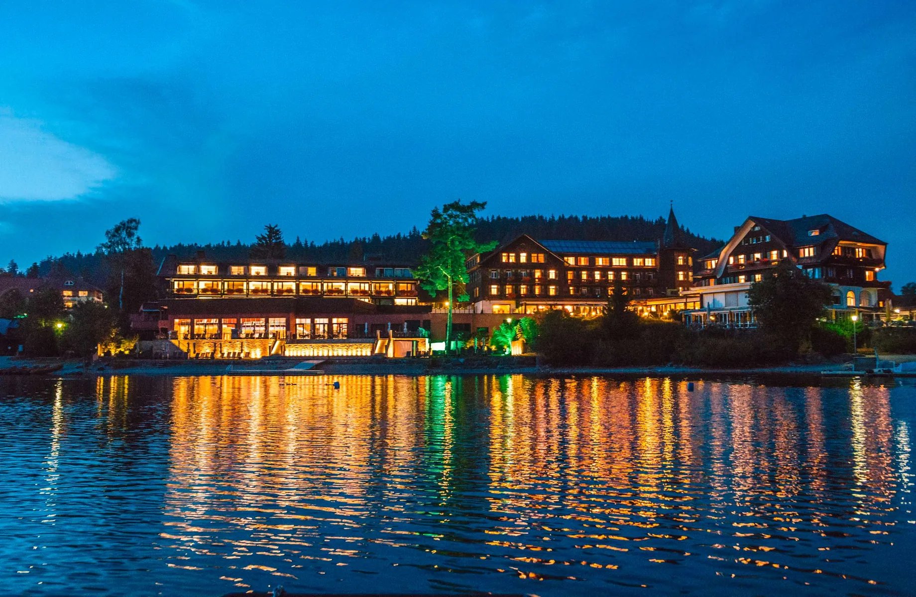 Hotel am See abendlich beleuchtet