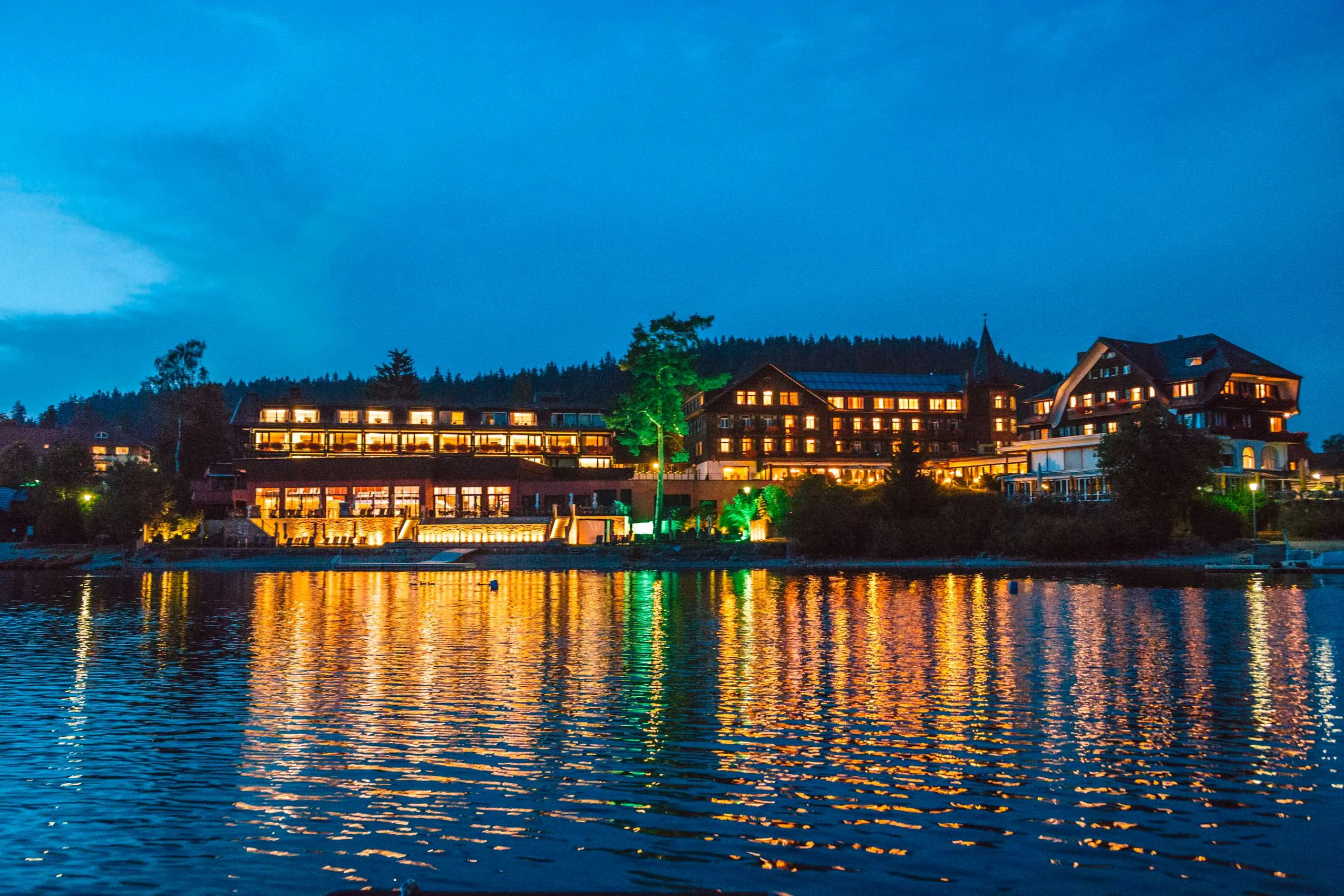Hotel am See abendlich beleuchtet