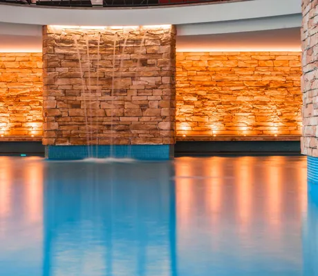 Innenpool vor Steinmauer