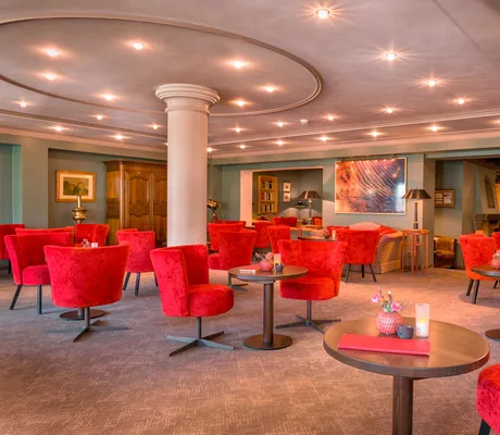 Lobby mit roten Sesseln