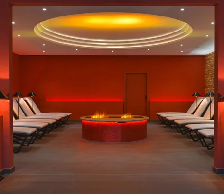 rot beleuchteter Ruheraum mit runder Leuchte