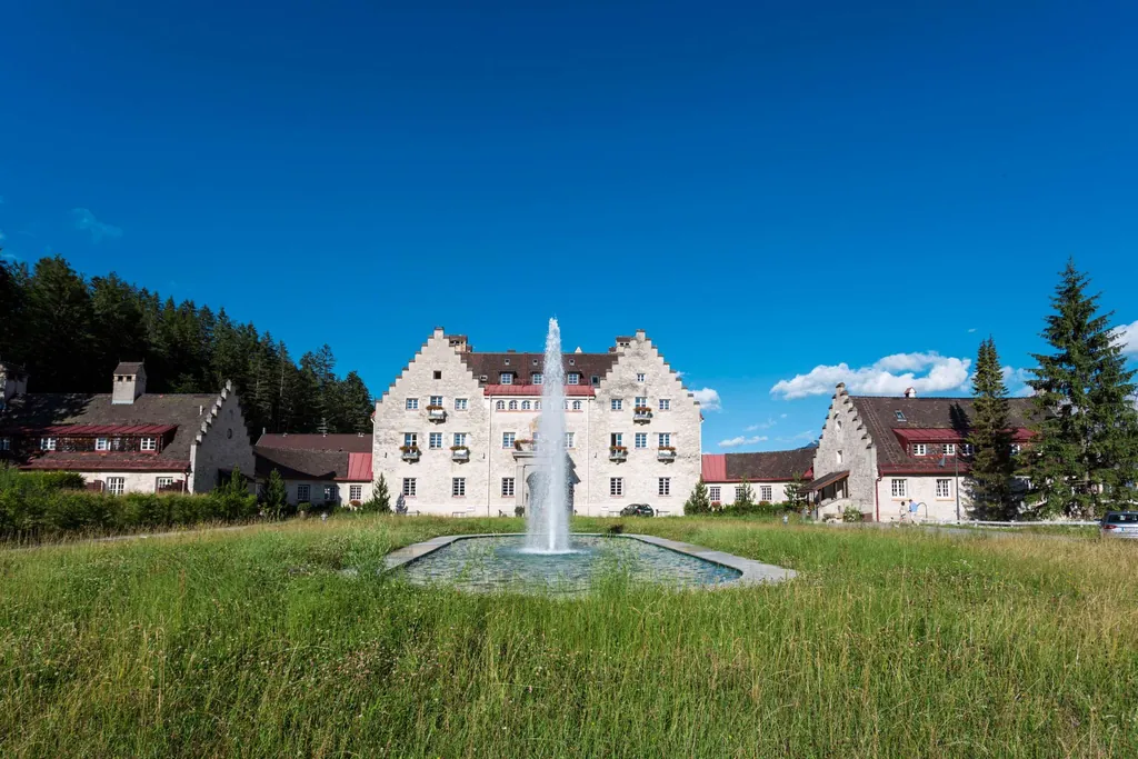 Springbrunnen vor dem Schlosstrakt des Hotel Kranzbach