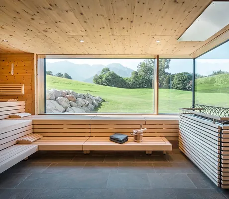 Sauna aus Holz mit Panoramablick ins Grüne nach draußen