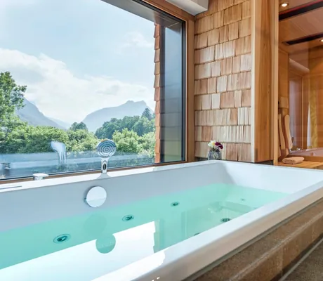 Badewanne und Infrarotkabine im Hotelzimmer