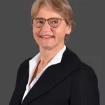 Andrea Scheidtweiler steht vor einem grauen Hintergrund